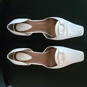 Liz Claiborne White Buckle Kitten Heel Dress Shoe - Size 11M